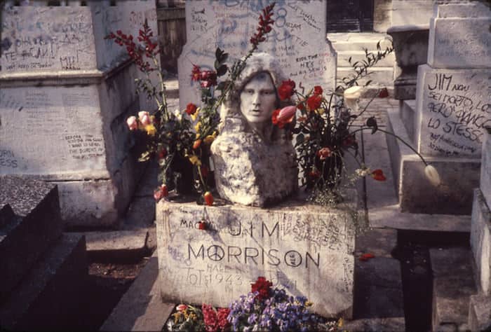 Tomba-jim-morrison-Cimitero-Pere-Lachaise.jpg